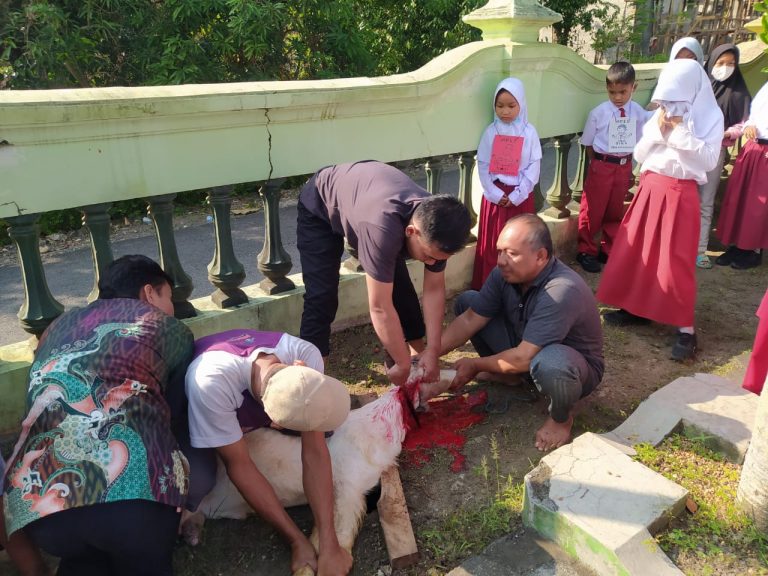 Acara penyembelihan hewan qurban di SDN KRADENAN 2