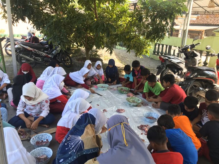 Acara penyembelihan hewan qurban di SDN KRADENAN